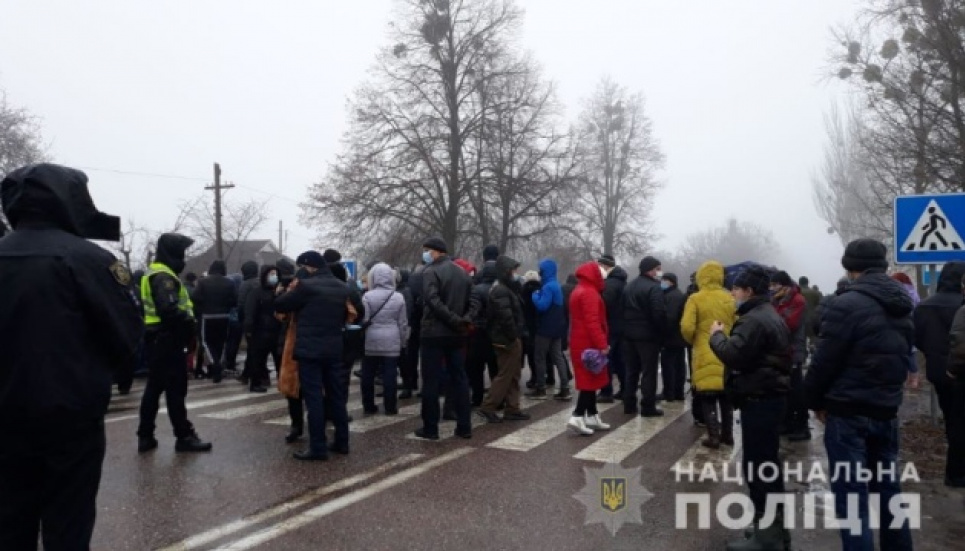 На Харківщині люди перекрили трасу на знак протесту та вимагають зниження тарифів на газ (відео)