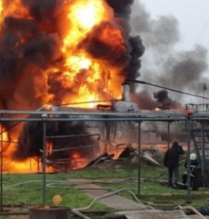 В Николаевской области возник огромный пожар на нефтебазе (видео)
