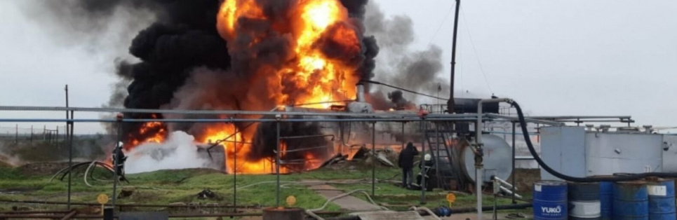 В Николаевской области возник огромный пожар на нефтебазе (видео)