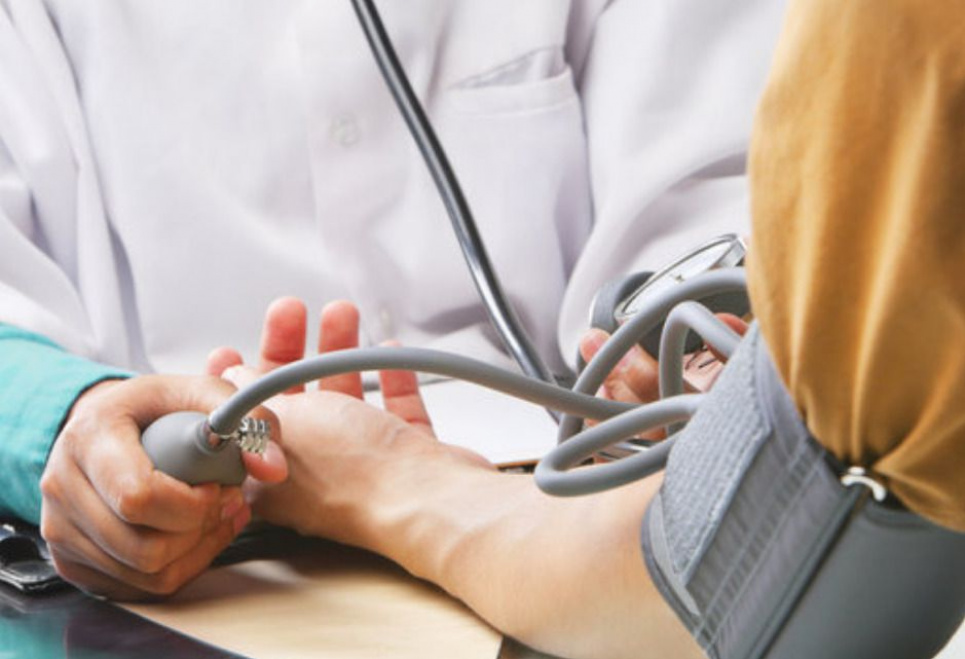 Німецький медик назвав основні симптоми небезпечних стрибків тиску