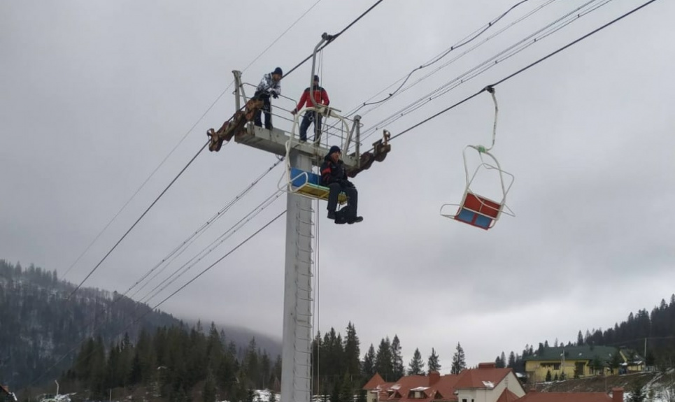 У Карпатах знову знімали людей з канатної дороги: півгодини при екстримальних умовах (фото) Фото: ДСНС