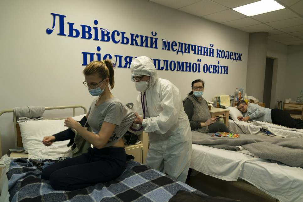 Медицинский колледж во Львове превратился во временную больницу AP Photo/Evgeniy Maloletka