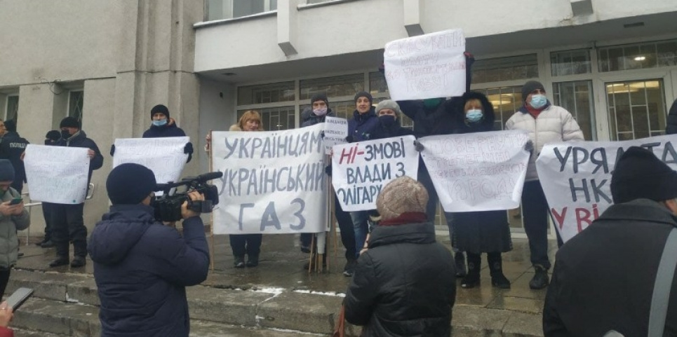 У Полтаві неспокійно: мітинг проти тарифів на газ біля облради та заворушення в сесійній залі (фото) Фото: irt.pl.ua