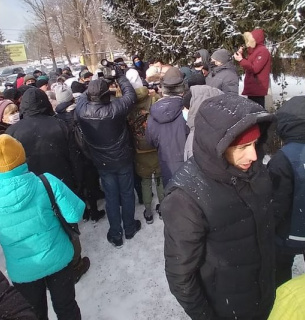 У Житомирі протестувальники проти тарифів на газ взяли штурмом облраду (відео)
