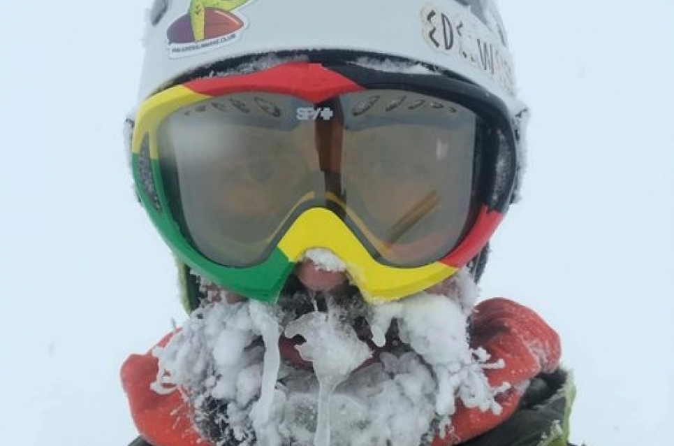 "Красунчик. Спасли хлопа". Фото рятувальника з Карпат із бурульками на обличчі підірвало соцмережу Фото і на фото - Bohdan Fashtryha