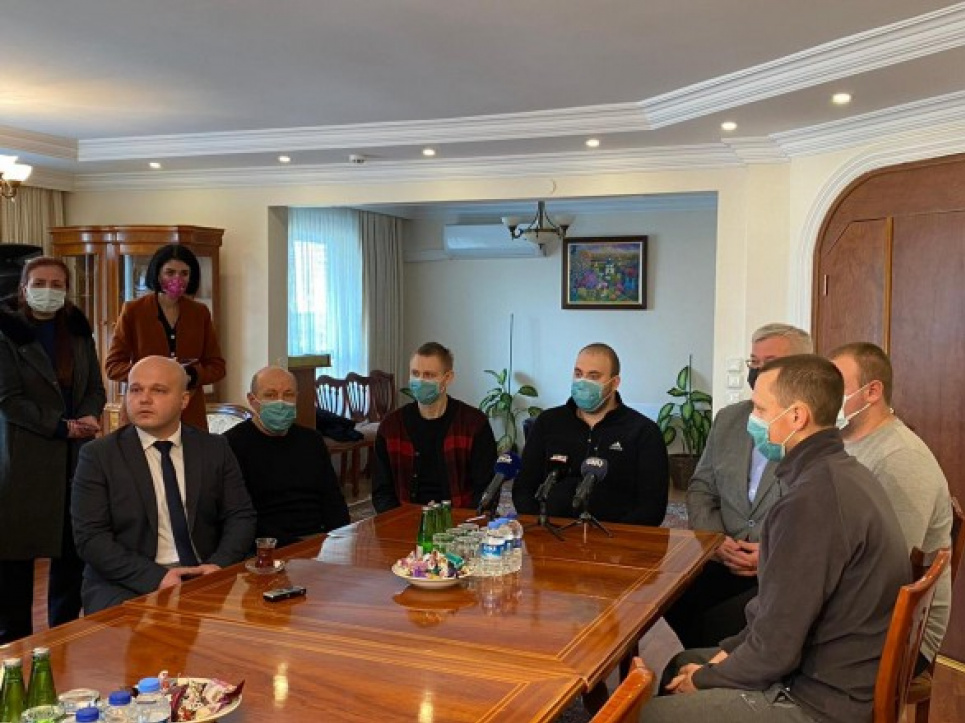 П'ять врятованих українських моряків повернулися додому Фото - Держслужба морського та річкового транспорту