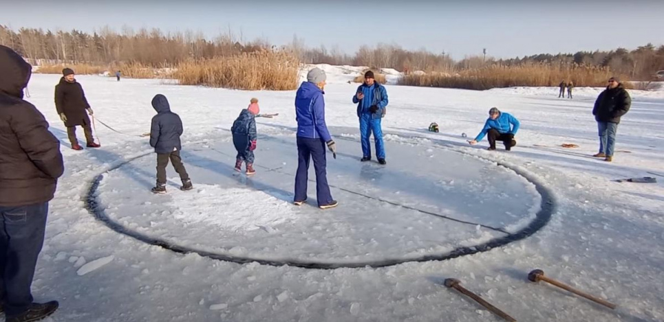 У Дніпрі містяни вигадали ризиковий атракціон посеред замерзлого озера (відео)