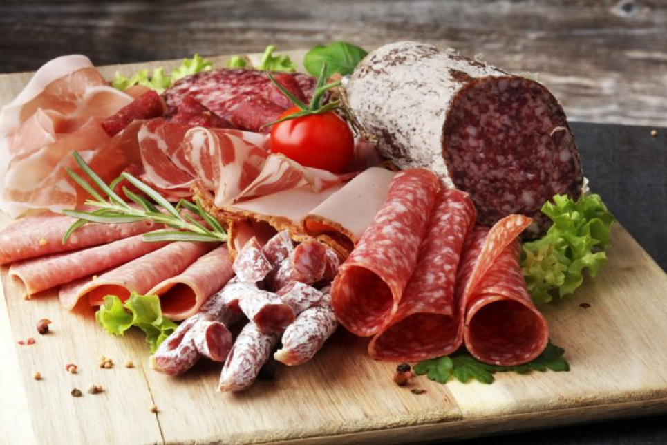 Врач объяснил, какие продукты разрушают желудок и кишечник
