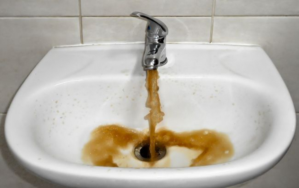 Вода у найбільшому водосховищі Криму виявилася отруєною