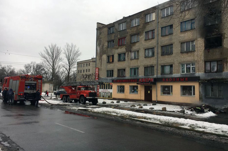 У Павлограді виникла пожежа в гуртожитку: є постраждалі (відео)