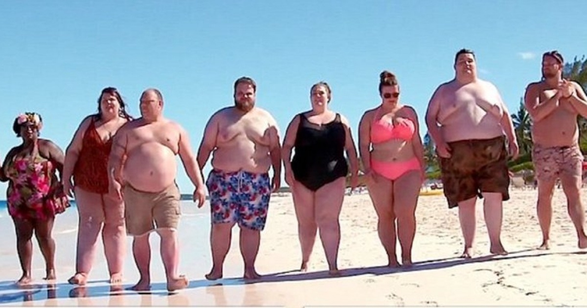 Толпа жирных мужиков. Толстяки на американском пляже.