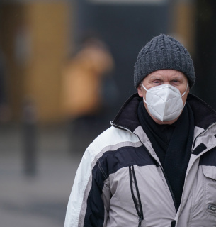 Австрійців змусили носити замість масок распіратори