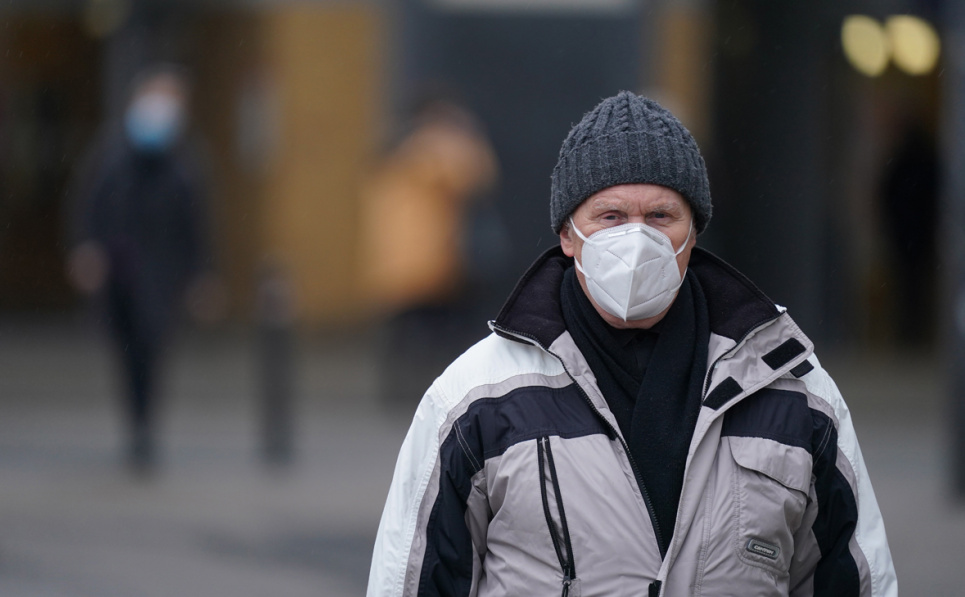 Австрийцев заставили носить вместо масок респираторы