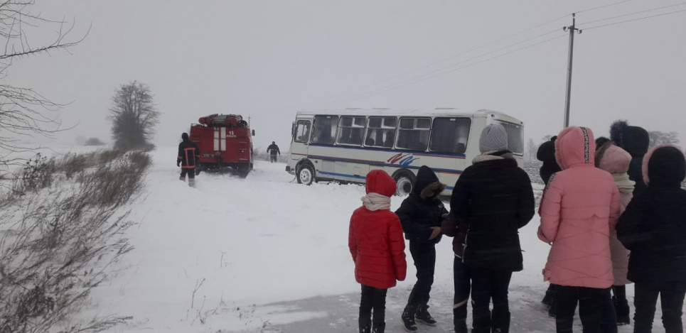 На Волыни в метель попал школьный автобус Фото: ГСЧС