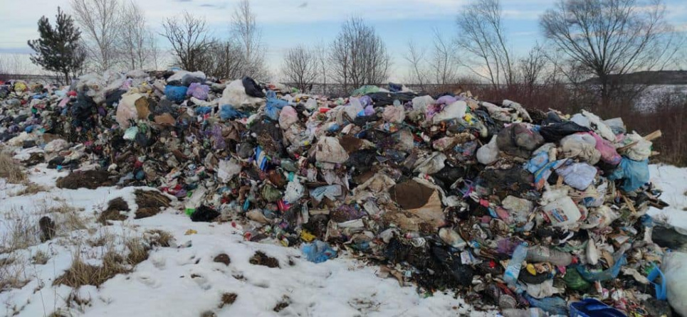 На Львівщині 60 тонн сміття викинули в озеро (фото) Саме це сміття перекинули у водойму