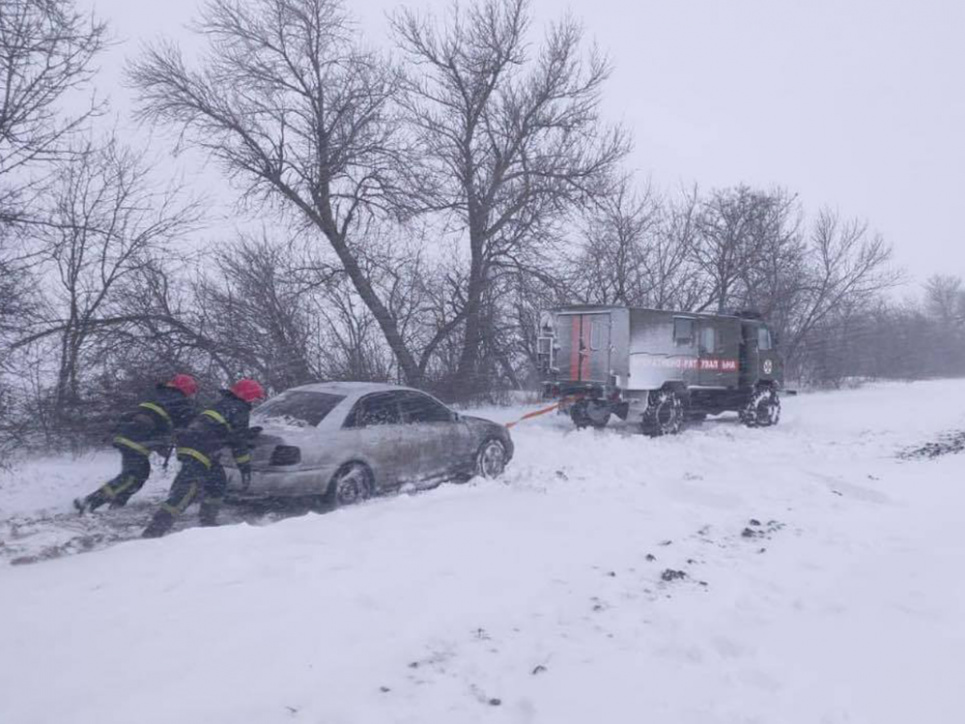 Заручниками негоди на дорогах стали близько тисячі людей, понад сотня вантажівок, п'ять «швидких» та машина з киснем Фото ДСНС України
