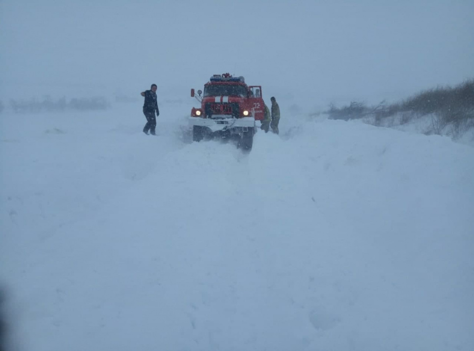 Рятувальники витягають авто зі снігу на спецтранспорті
