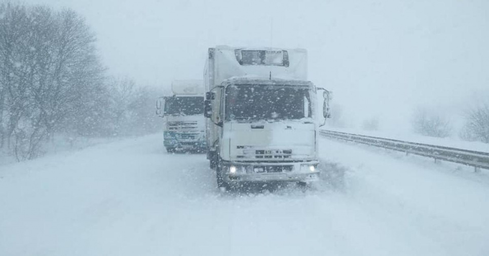 На Кіровоградщині на трасі через снігопади виник затор на кілька десятків кілометрів На Одеській трасі утворився 30-кілометровий затор