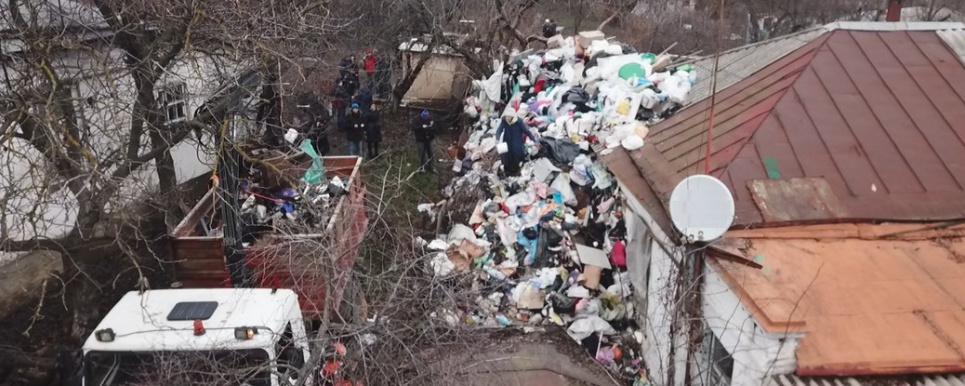 Жителька Полтави зробила на своїй ділянці сміттєзвалище й жила на ньому роками (відео) Комунальники вирішили примусово прибрати непотріб