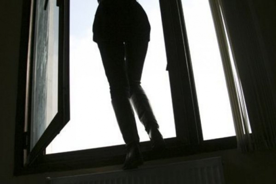 В Днепре самоубийца упала на мужчину, выходившего из дома (видео 18+) Женщина выпрыгнула с 14-го этажа здания