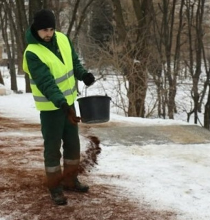 У Львові крижані стежки почали посипати кавою У Львові небезпечні слизькі доріжки почали притрушувати кавою