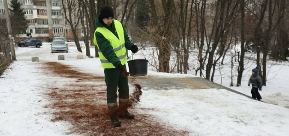 У Львові крижані стежки почали посипати кавою У Львові небезпечні слизькі доріжки почали притрушувати кавою