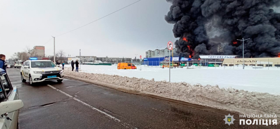 Чоловік, який підпалив гіпермаркет, покалічив двох людей сокирою (відео, фото) Палій напав на охоронців закладу