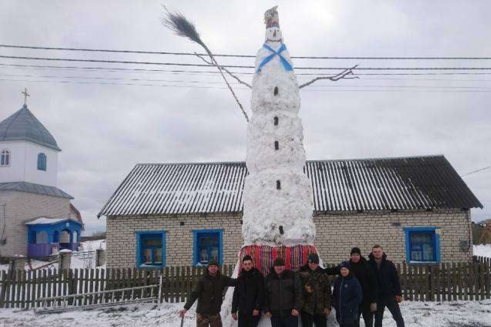 Сніговика-гіганта створили на Волині: цікаві фото найбільших сніговиків  Сніговик, фото: Главком