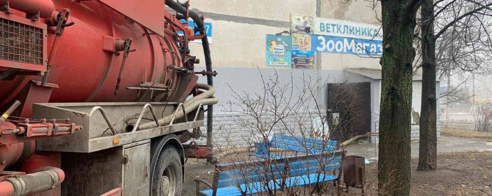 В Харькове из-за прорыва трубы с кипятком погибли животные в зоомагазине (фото) Фото Александра Севрюкова. В Харькове из-за прорыва трубы с кипятком погибли животные в зоомагазине