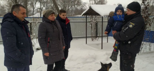Родина, яку врятував поліцейський.Фото: pl.npu.gov.ua