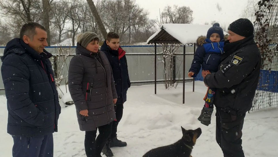 На Полтавщині під лід провалилися батьки і їх двоє синів Родина, яку врятував поліцейський.Фото: pl.npu.gov.ua