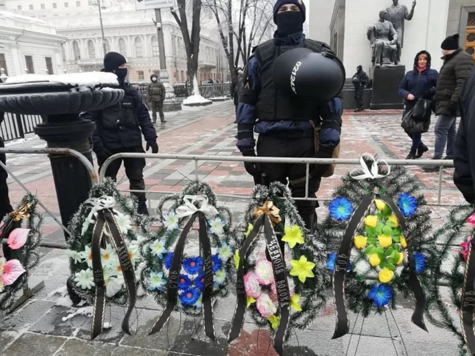 Під Верховною Радою протестують аграрії. Принесли похоронні вінки (фото) Аграрії принесли під ВРУ похоронні вінки як символ сільськогосподарських підприємств, які припинили своє існування