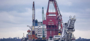 Трубопровод "Северный поток-2" начали класть в водах Дании З судна кладуть трубопровід