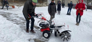 Прибирати сніг вийшов мер та працівники міської ради