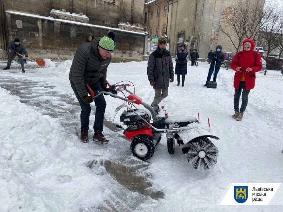 Прибирати сніг вийшов мер та працівники міської ради