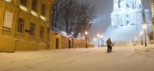Сноубордисти в Києві на Андріївському узвозі