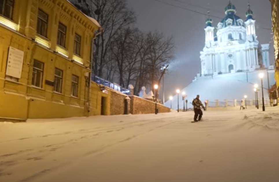 Сноубордисти в Києві на Андріївському узвозі