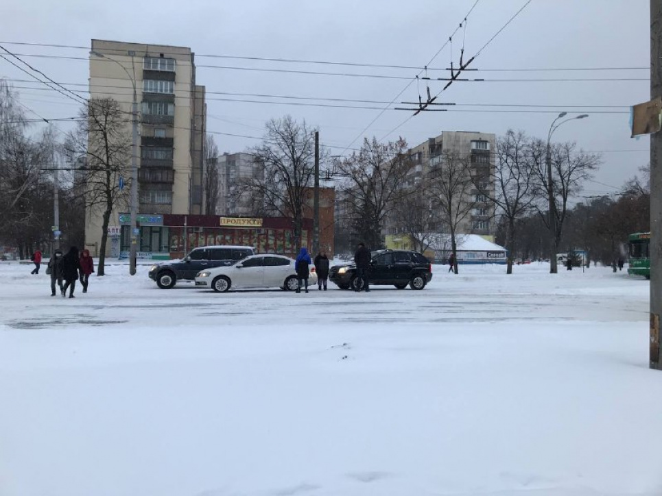 Украина в снегу: пробки, отключение света, толкание автобуса и длинные очереди на остановках (фото, видео)