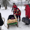 Из-за снежных заносов к скорой женщину везли на санях 