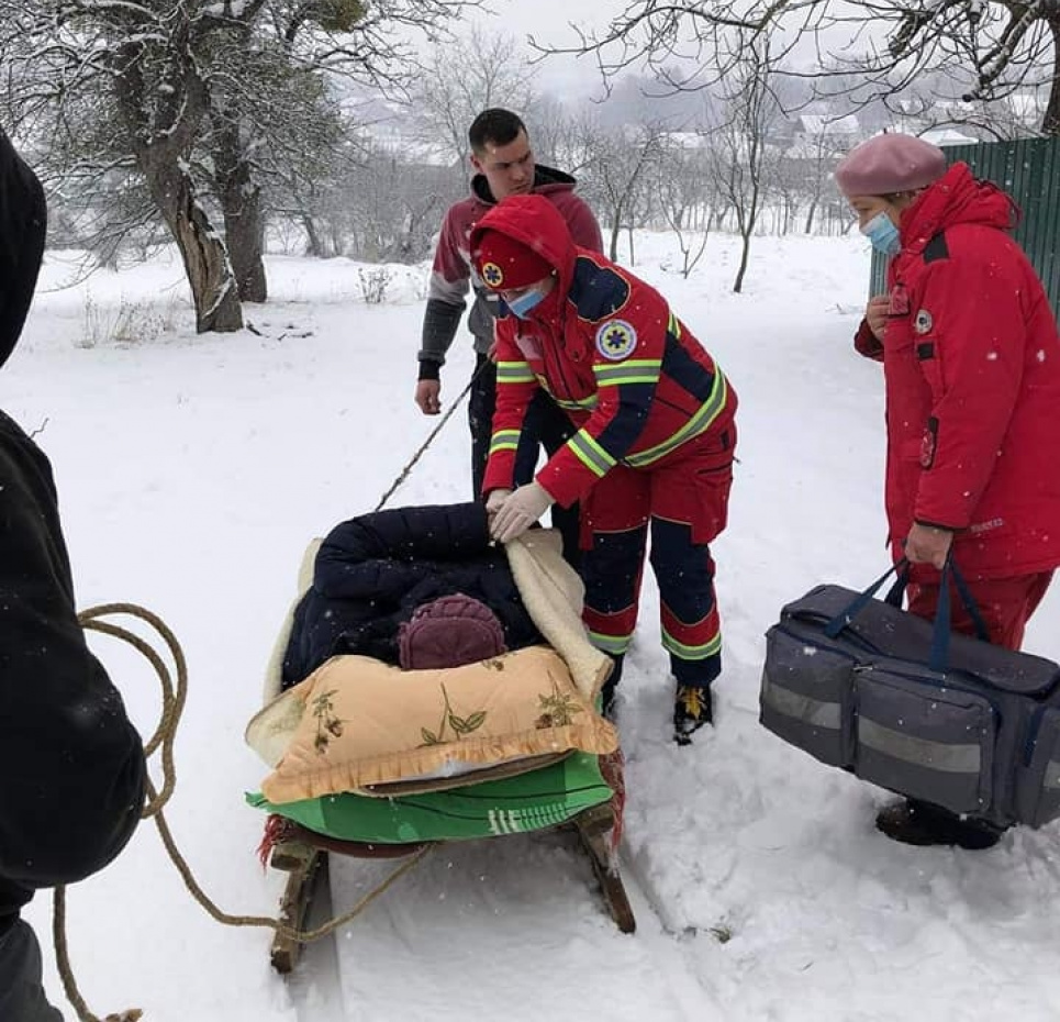 Через снігові замети до швидкої жінку везли на санях