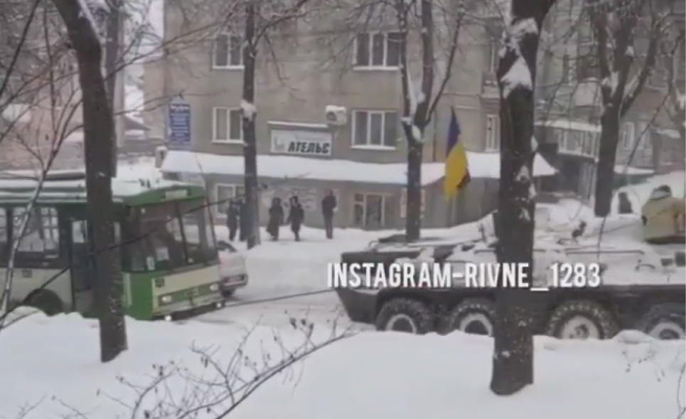 Не проїхати через замети — у Рівному тролейбуси витягають БТРи (відео) Через негоду у Рівному транспортний колапс
