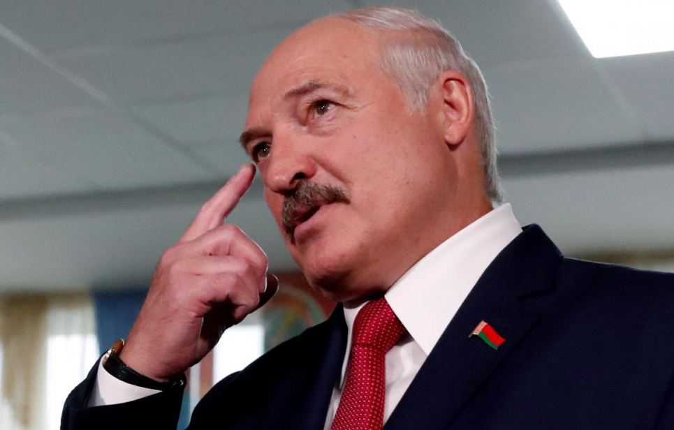 Олександр Лукашенко напівсерйозно поскаржився на те, що захворів на ковід