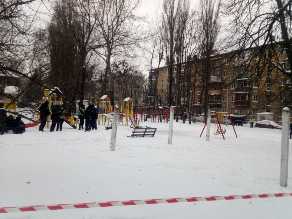 Потужний вибух пролунав у Києві в районі Радіоринку, людину буквально розірвало (відео) Вибух на дитячому майданчику у дворі будинку на Чоколівському бульварі. Фото: ТБ Магнолія