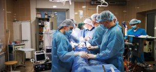 Лікарі у Львові проводять операцію.Фото: Клінічна лікарня швидкої медичної допомоги Львова