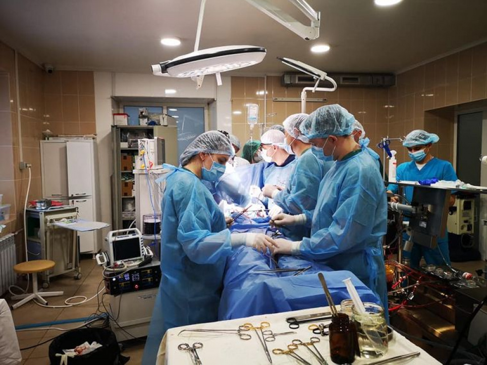 Лікарі у Львові проводять операцію.Фото: Клінічна лікарня швидкої медичної допомоги Львова