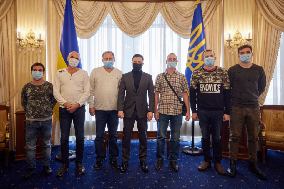 Це було страшно. Захоплені піратами моряки зі Stevia повернулися в Україну З моряками зустрівся президент України Володимир Зеленський (Фото: Офіс президента України / Twitter)