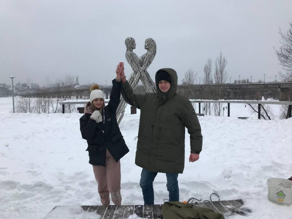 В Киеве в честь Дня святого Валентина влюбленные на три месяца соединили себя цепью (видео) Парочка будет пытаться установить рекорд Украины