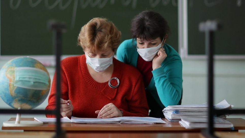 Депутаты требуют от Минздрава вакцинировать от ковида педагогов раньше, чем начнется учебный год 