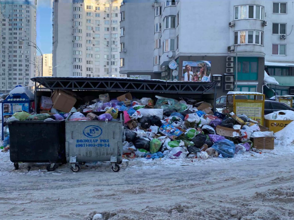 Київ загруз у смітті — в деяких районах столиці комунальники вже тиждень не вивозять непотріб (фото) Фото Володимир Василенко - Міні-звалище на Позняках