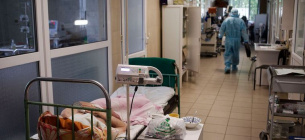 Фото «Громадське». Люди лежать у коридорах і їдальнях лікарень